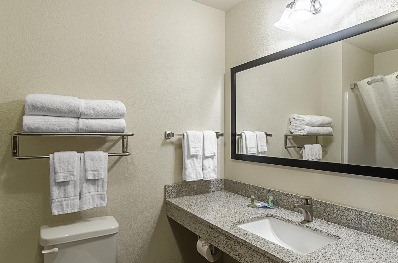 Cobblestone Inn & Suites - Guernsey Exterior foto